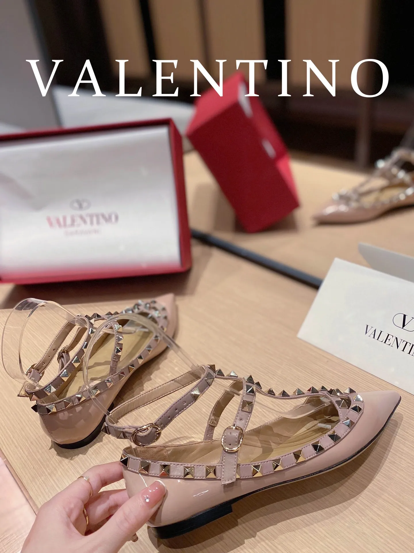 👟👟Ex-factory price👟👟Ex-factory price 560👟👟 Women's shoes, women's clothing 𝙑𝙖𝙡𝙚𝙣𝙩𝙞𝙣𝙤/Valentino𝙑𝙏 🎁Latest colors😍ʚ😊ɞ It has been an Italian national treasure brand since the 1960s. Timeless and deeply rooted in people's hearts❤ Never out of date. One of the must-have items 〰 ɪɴѓᴏʀᴍᴀᴛɪᴏɴ 〰♡ There are many colors for you to choose from💝Original molded electric rivets (non-oxidized) High-end customized imported cowhide➠Mirror patent leather❗️Details in place🆚Exclusive color card💯Comfortable sheepskin lining✅Imported Italian leather outsole🇮🇹 Code number: 35-39 (34.40.41.42) additionally customized♡♡